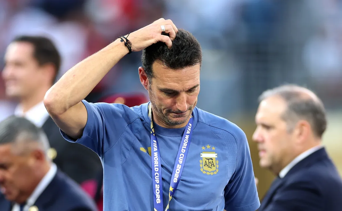 Photo: bolavip.com Lionel Scaloni leaves the press room in tears