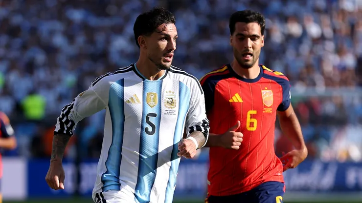 Leandro Paredes #5 of Argentina controls the ball.