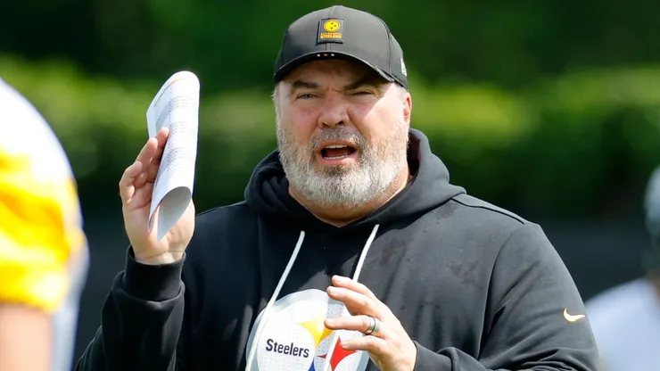 Mike McCarthy of the Pittsburgh Steelers talks with quarterbacks.