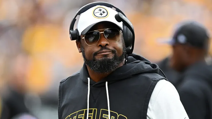Mike Tomlin, former HC of the Pittsburgh Steelers, looks on against the Cleveland Browns.
