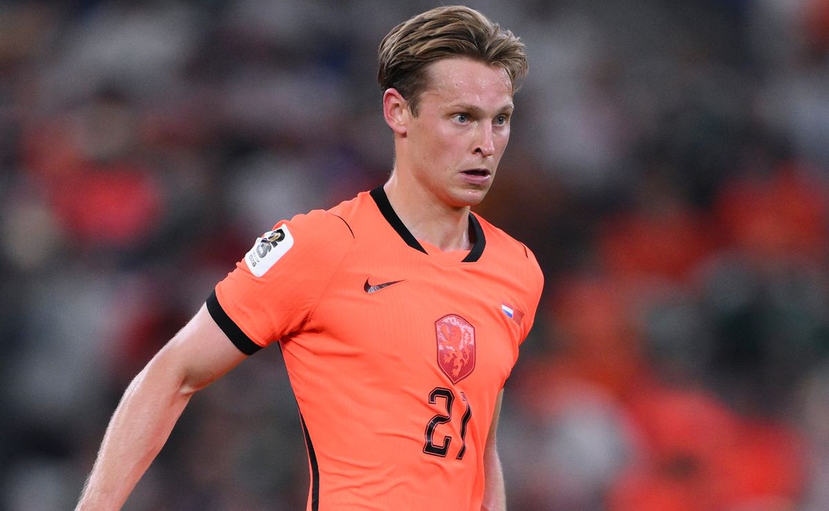 Frenkie-De-Jong-running-with-