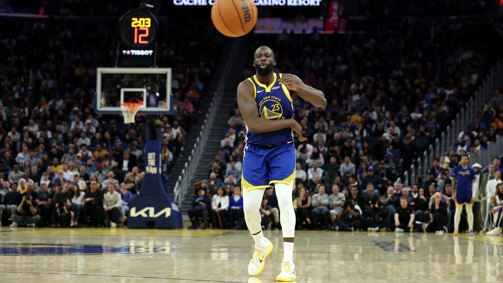 Draymond Green #23 of the Golden State Warriors passes the ball. Ezra Shaw/Getty Images