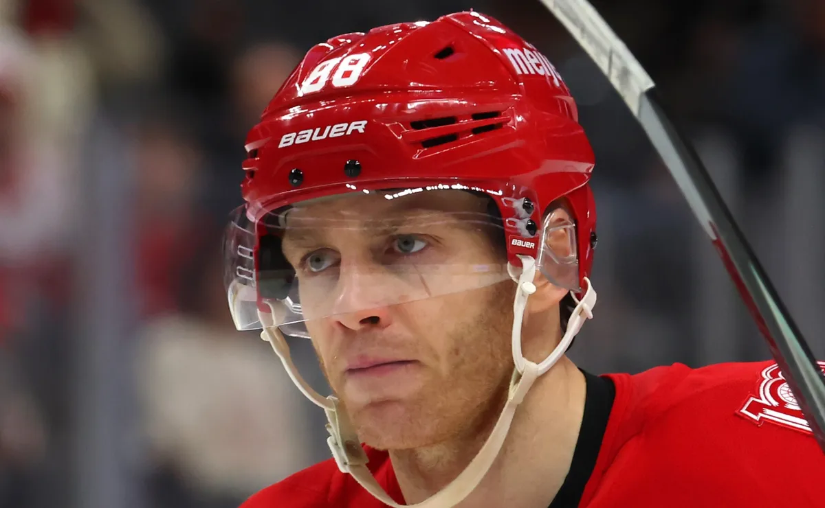 Kane returns to Blackhawks, vows to end playoff drought