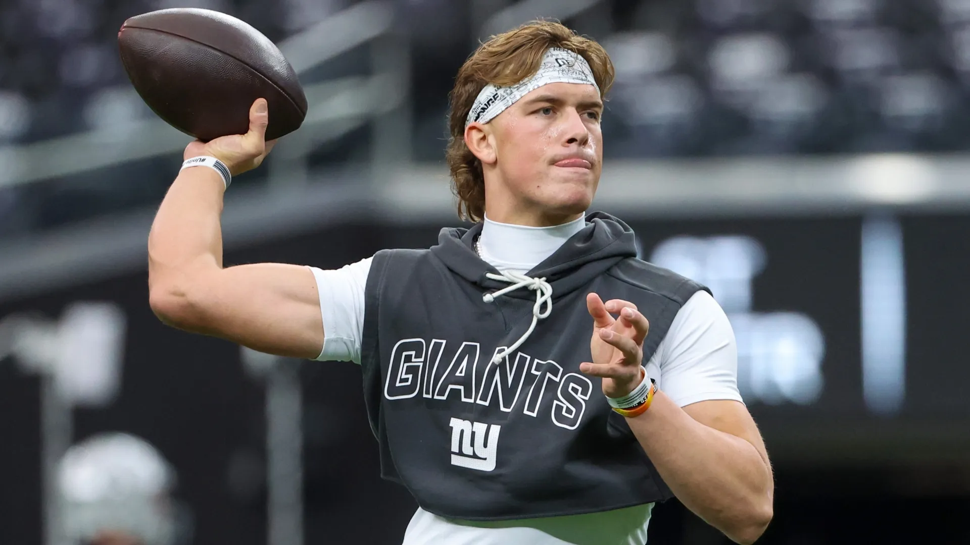 Jaxson Dart #6 of the New York Giants warms up prior to a game (Source: Ian Maule/Getty Images)