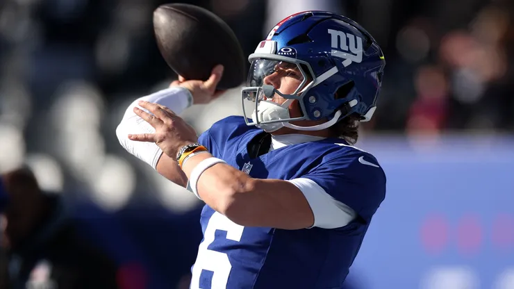 Jaxson Dart #6 of the New York Giants warms up