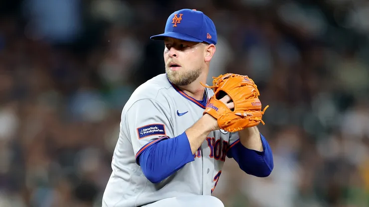 A.J. Minter #33 of the New York Mets pitches against the Seattle Mariners.