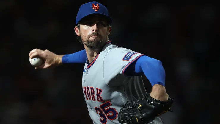 Starting pitcher Clay Holmes #35 of the New York Mets pitches against the Arizona Diamondbacks.