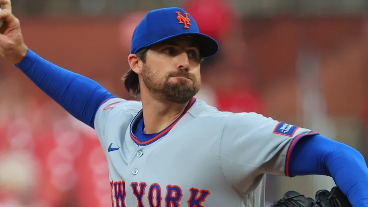 Clay Holmes #35 of the New York Mets delivers a pitch against the St. Louis Cardinals.