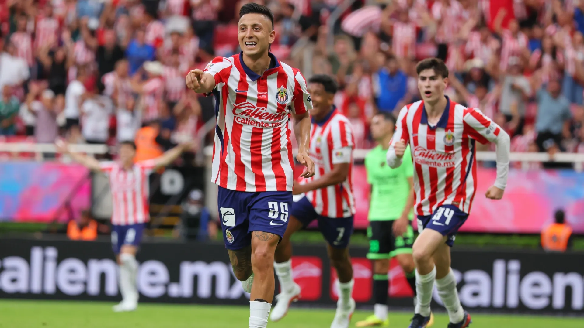 Roberto Alvarado of Chivas (Source: Simon Barber/Getty Images)