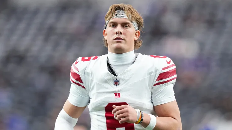 Jaxson Dart #6 of the New York Giants