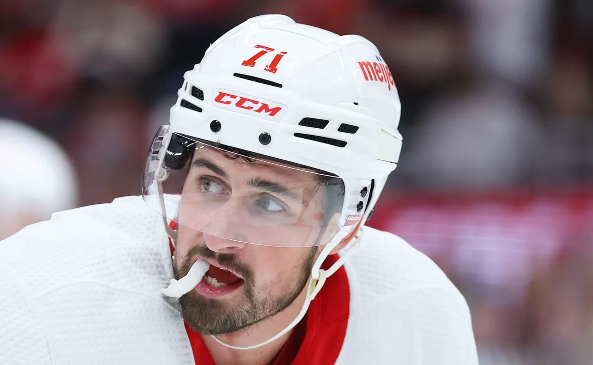 Four Teams Chase Red Wings' Larkin as Trade Talks Intensify