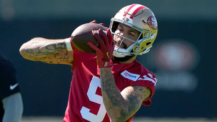 Mike Evans #5 of the San Francisco 49ers works out during training camp.