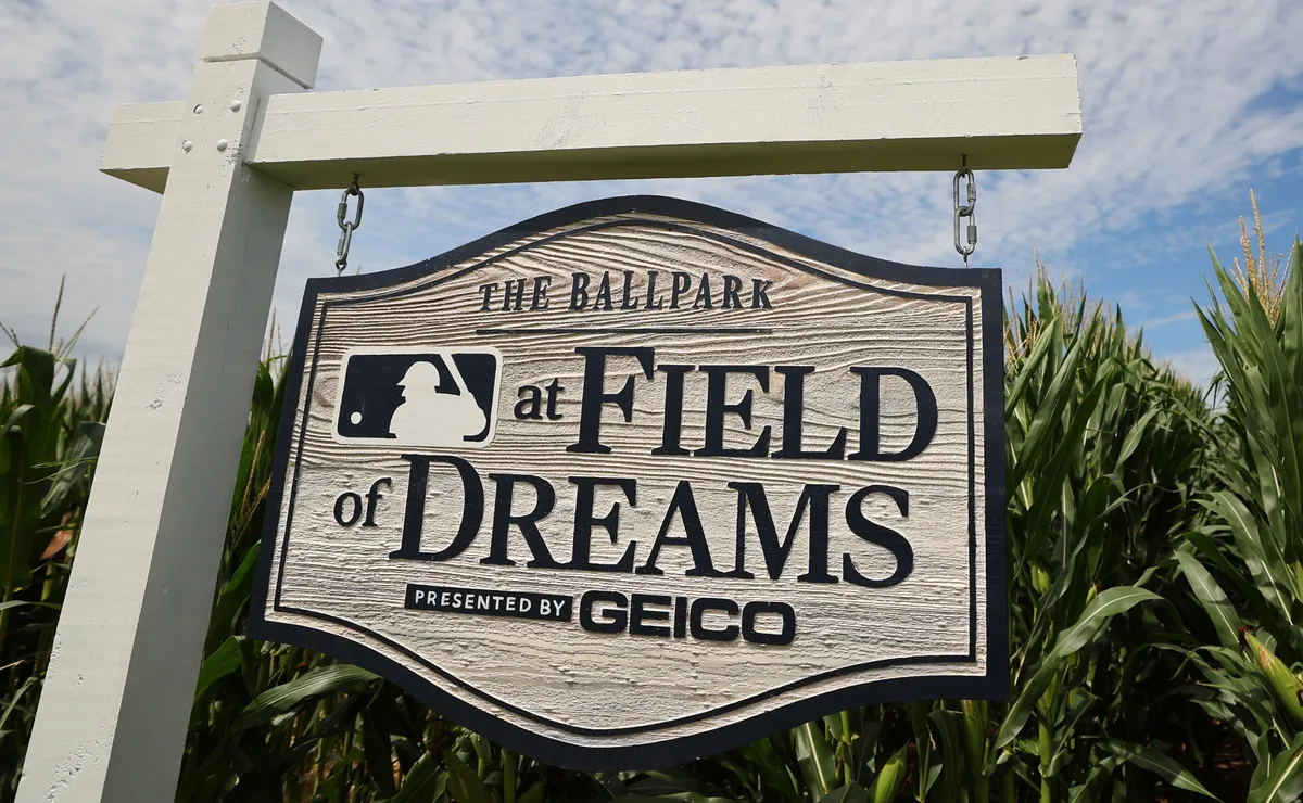 How many fans are attending Twins vs Phillies today in 2026 MLB Field of Dreams Game?