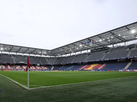 In which city and stadium are PSG vs Aston Villa playing today?