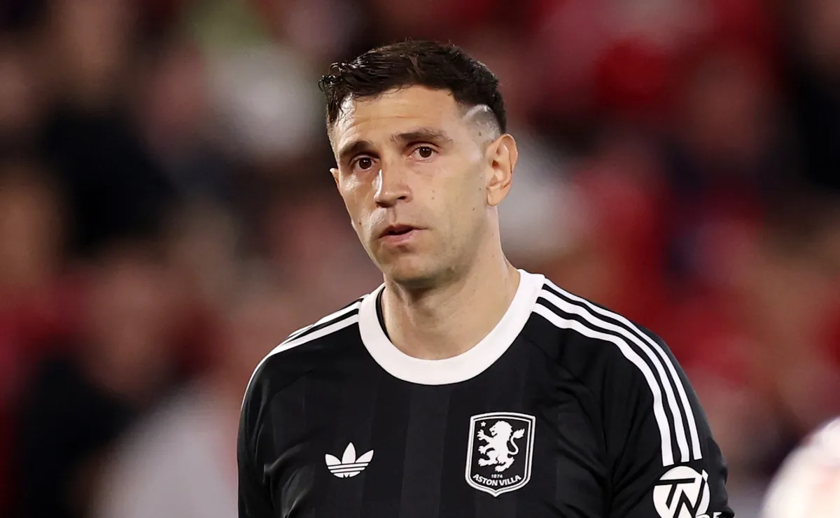 Why isn't Emiliano Martinez playing today for Aston Villa vs PSG at the  2026 UEFA Super Cup? - Bolavip US