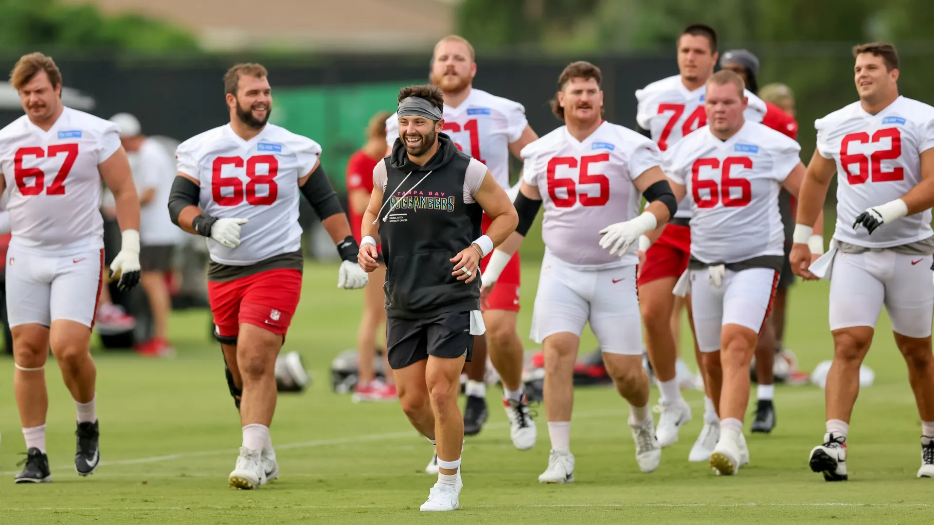 Baker Mayfield #6 of the Tampa Bay Buccaneers warms up with the offensive line (Source: Mike Carlson/Getty Images)