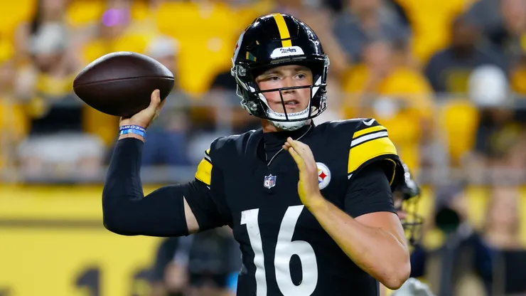 Drew Allar #16 of the Pittsburgh Steelers looks to pass against the Green Bay Packers.