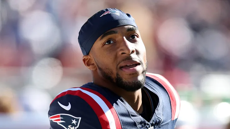 TreVeyon Henderson #32 of the New England Patriots