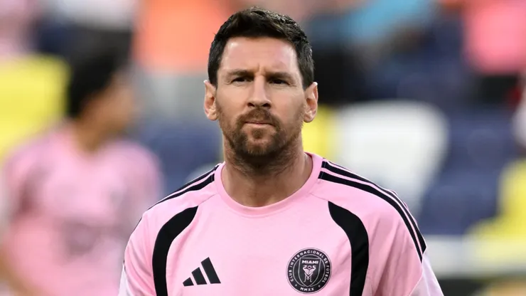 Lionel Messi #10 of Inter Miami CF warms up.