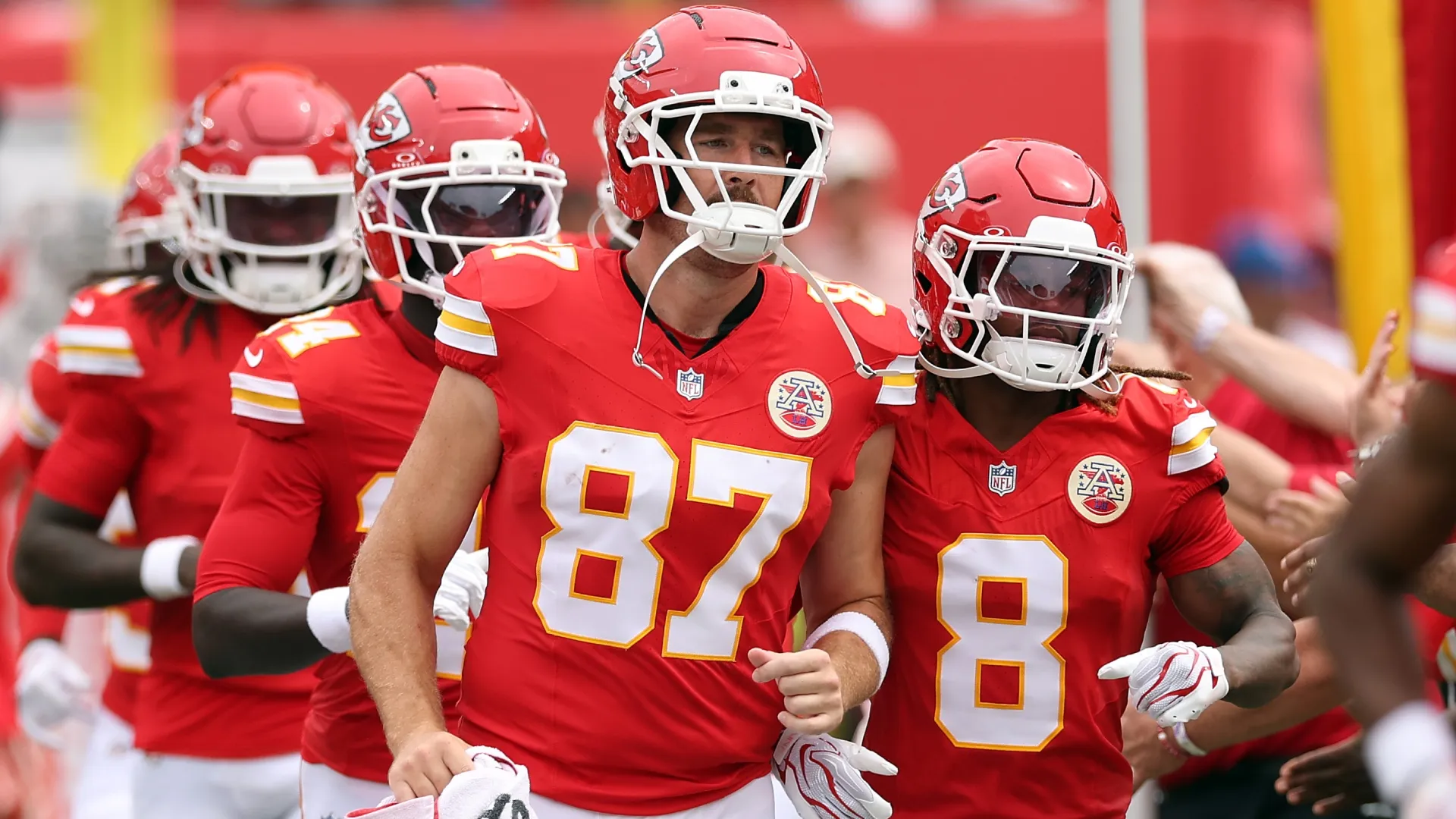 Travis Kelce #87 of the Kansas City Chiefs jogs onto the field (Source: Jamie Squire/Getty Images)