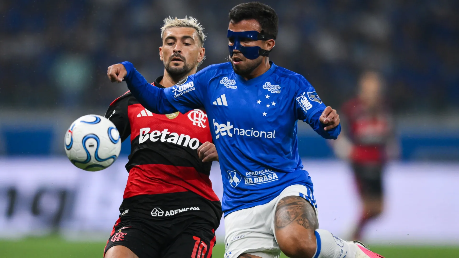 Matheus Henrique of Cruzeiro and Giorgian de Arrascaeta of Flamengo (Source: Pedro Vilela/Getty Images)