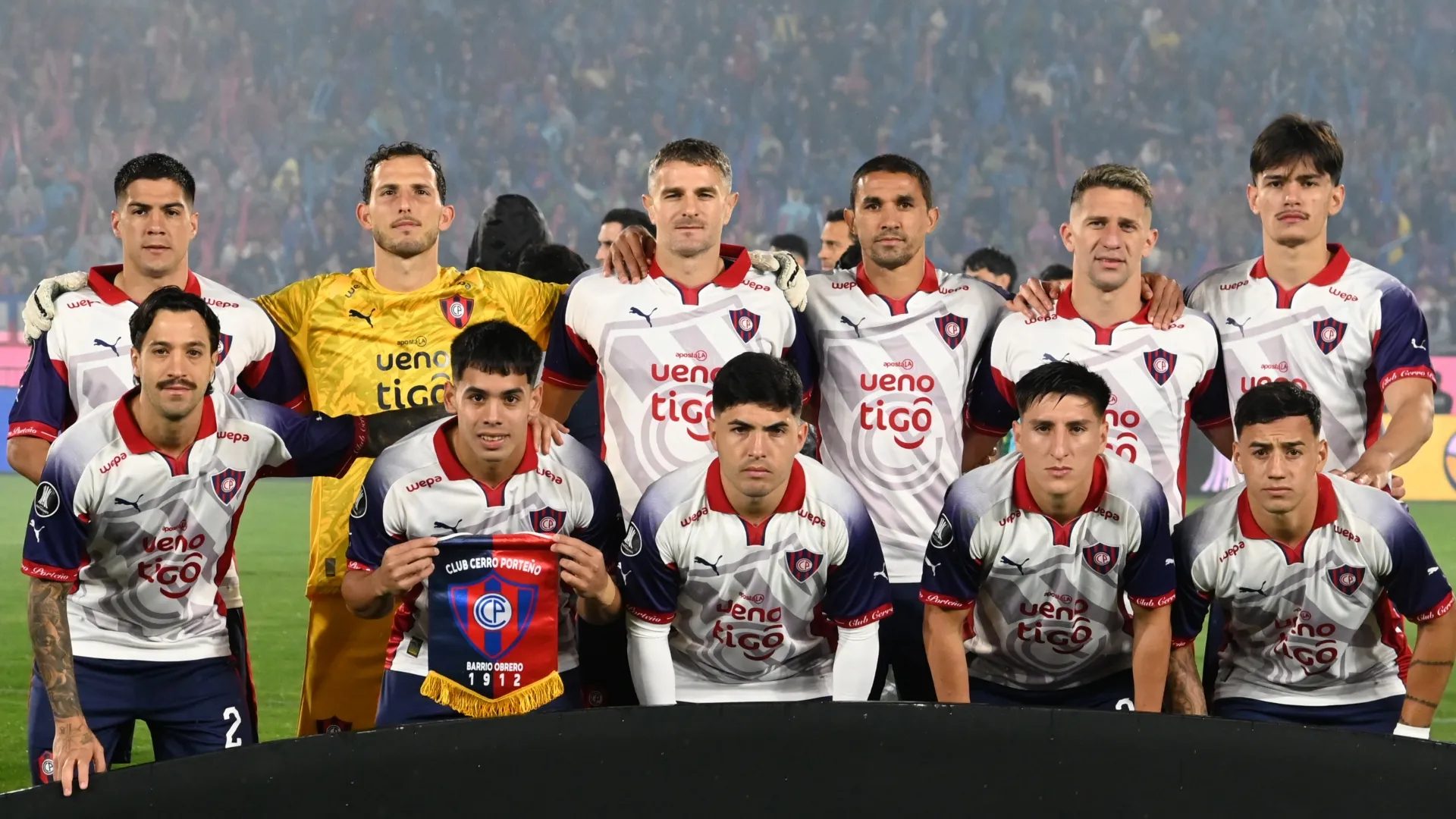 Cerro Porteno players pose for a team photo before the CONMEBOL Libertadores 2026 match (Source: Christian Alvarenga/Getty Images)