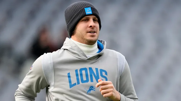 Jared Goff #16 of the Detroit Lions warms up.