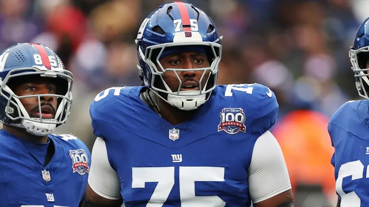 Joshua Ezeudu #75 of the New York Giants in action against.