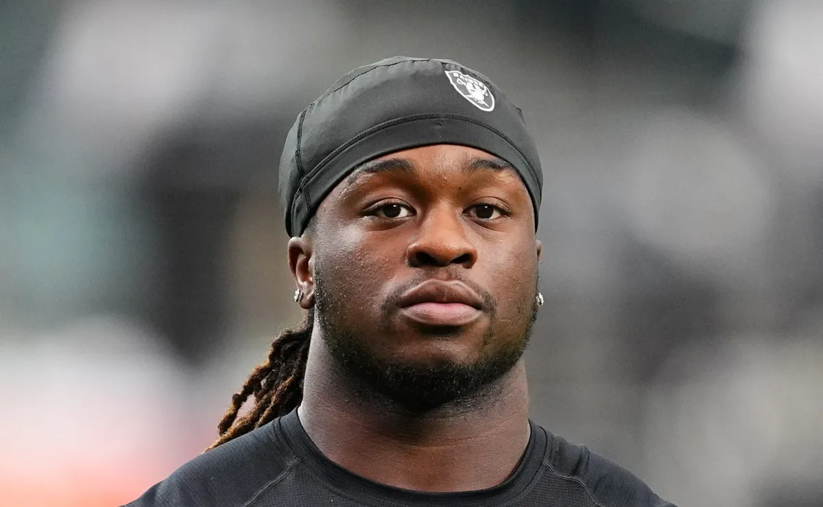 ashton-jeanty-injury-scare-leaves-fernando-mendoza-raiders-fearing