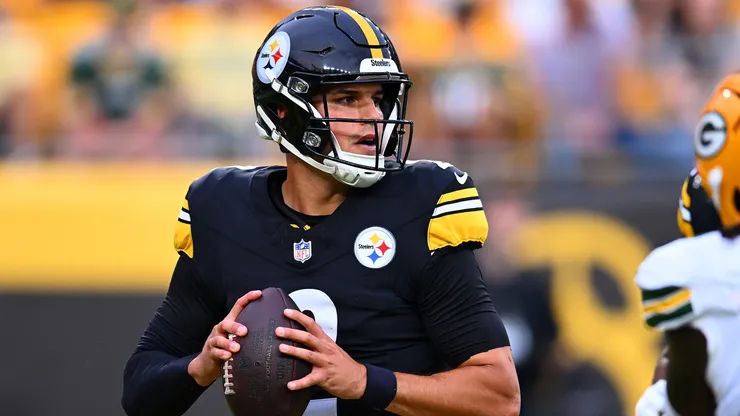Mason Rudolph #2 of the Pittsburgh Steelers looks to pass during the first quarter.