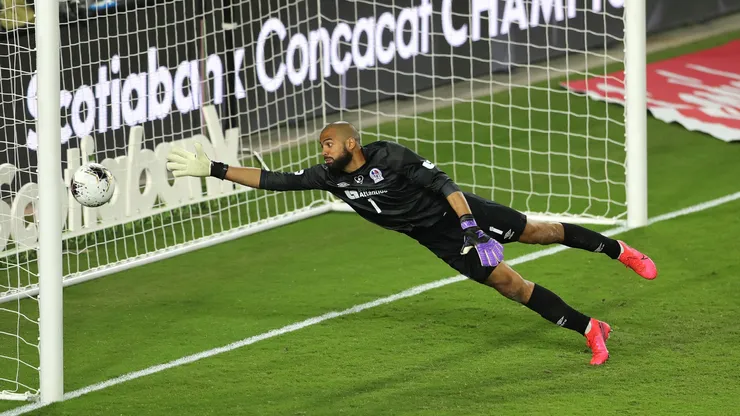 Edrick Menjivar #1 of CD Olimpia during the CONCACAF Champions League semifinal
