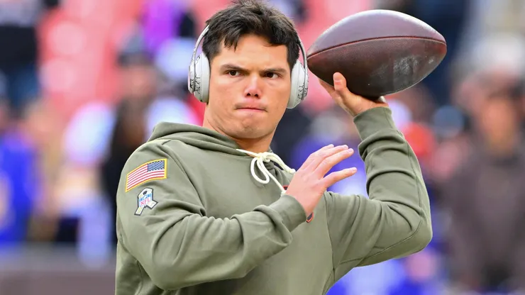 Dillon Gabriel #8 of the Cleveland Browns warms up before the game.