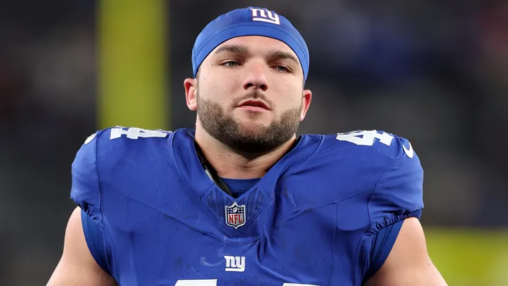 Cam Skattebo #44 of the New York Giants warms up prior to the game.