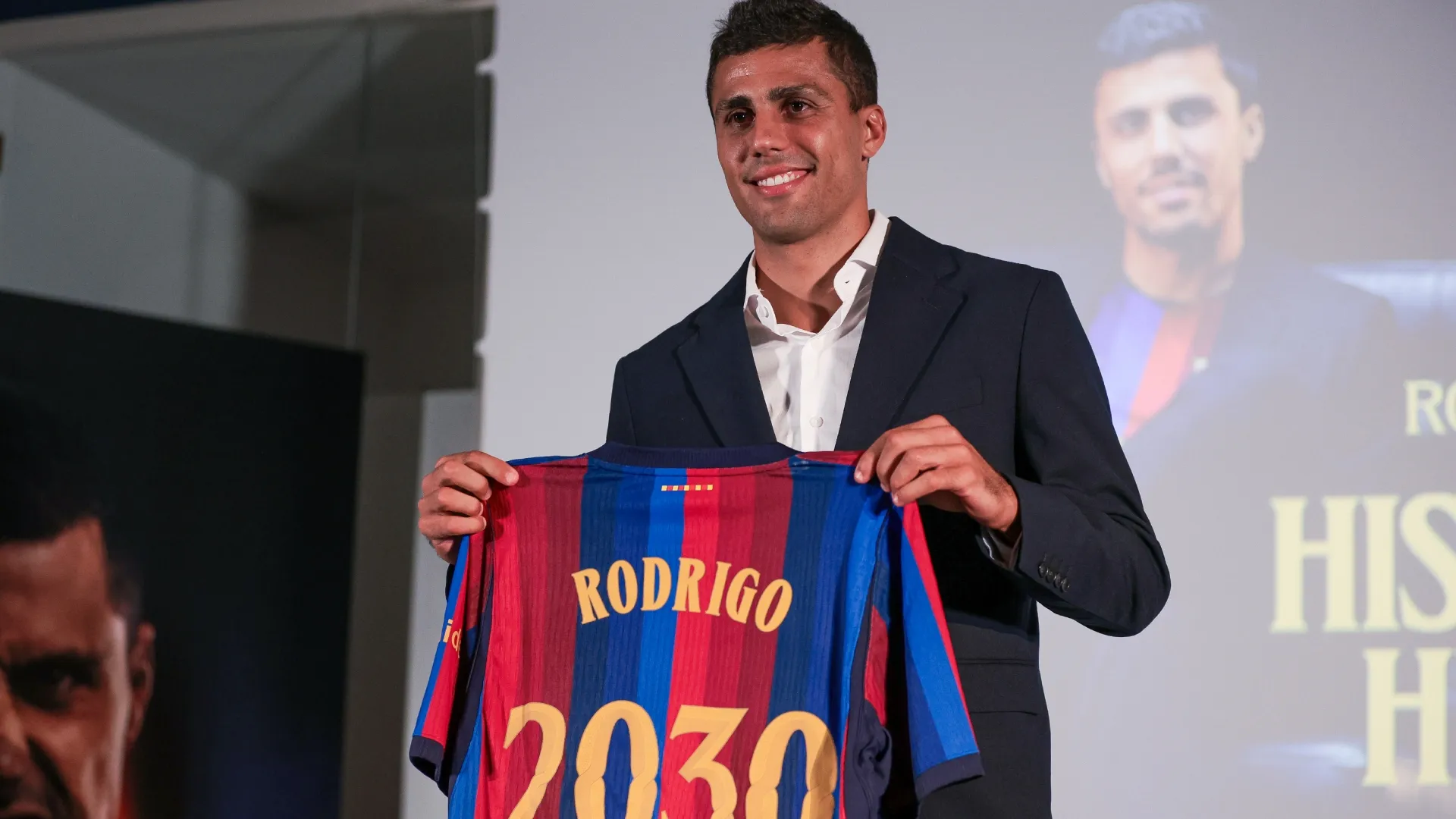 Rodri posing with Barcelona's jersey