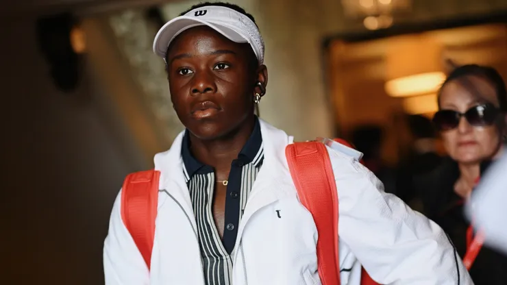Victoria Mboko of Canada walks out for Women's Singles second round match on Day Three of the HSBC Championships
