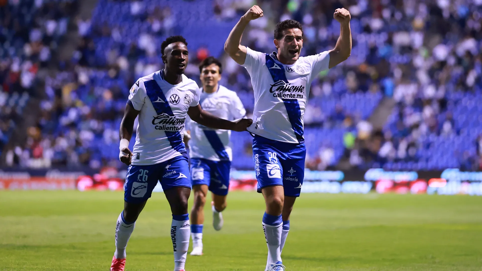 Eduardo Mustre of Puebla celebrate scoring with teammates (Source: Hector Vivas/Getty Images)