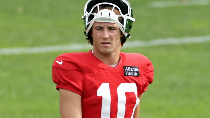 Cade Klubnik #10 of the New York Jets during a joint practice.