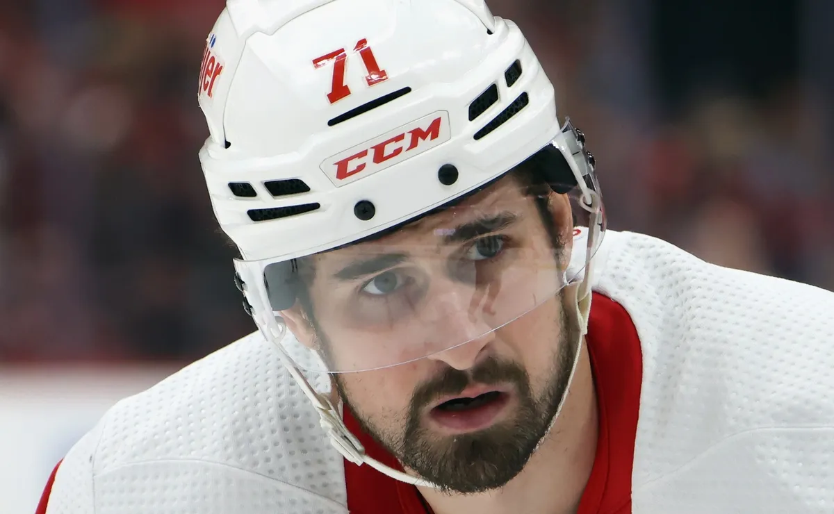 Dylan Larkin Could Stay in Detroit If Red Wings Hire Right GM