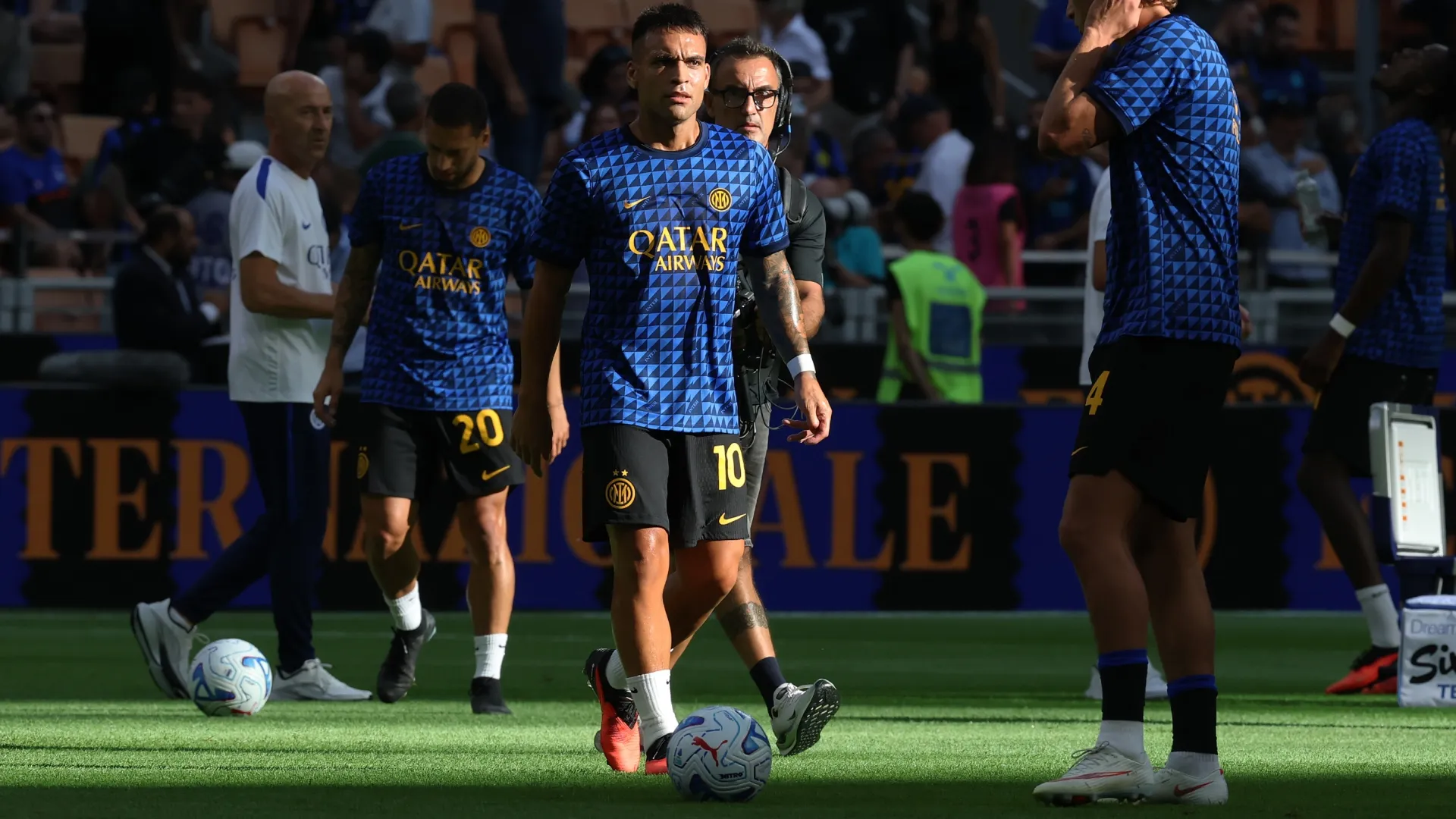 Lautaro Martinez of Inter Milan warms up before the Serie A match (Source: Claudio Villa/Getty Images)