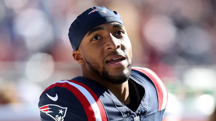 TreVeyon Henderson #32 of the New England Patriots