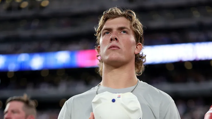 Jaxson Dart #6 of the New York Giants
