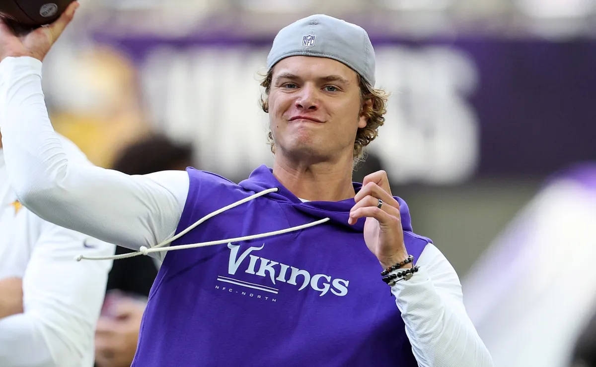 Photo: bolavip.com J.J. McCarthy #9 of the Minnesota Vikings warms up prior to the start of a preseason game
