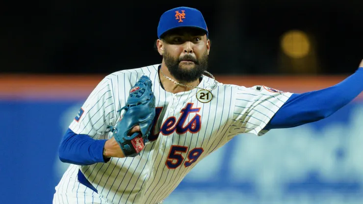 Sean Manaea #59 of the New York Mets pitches.