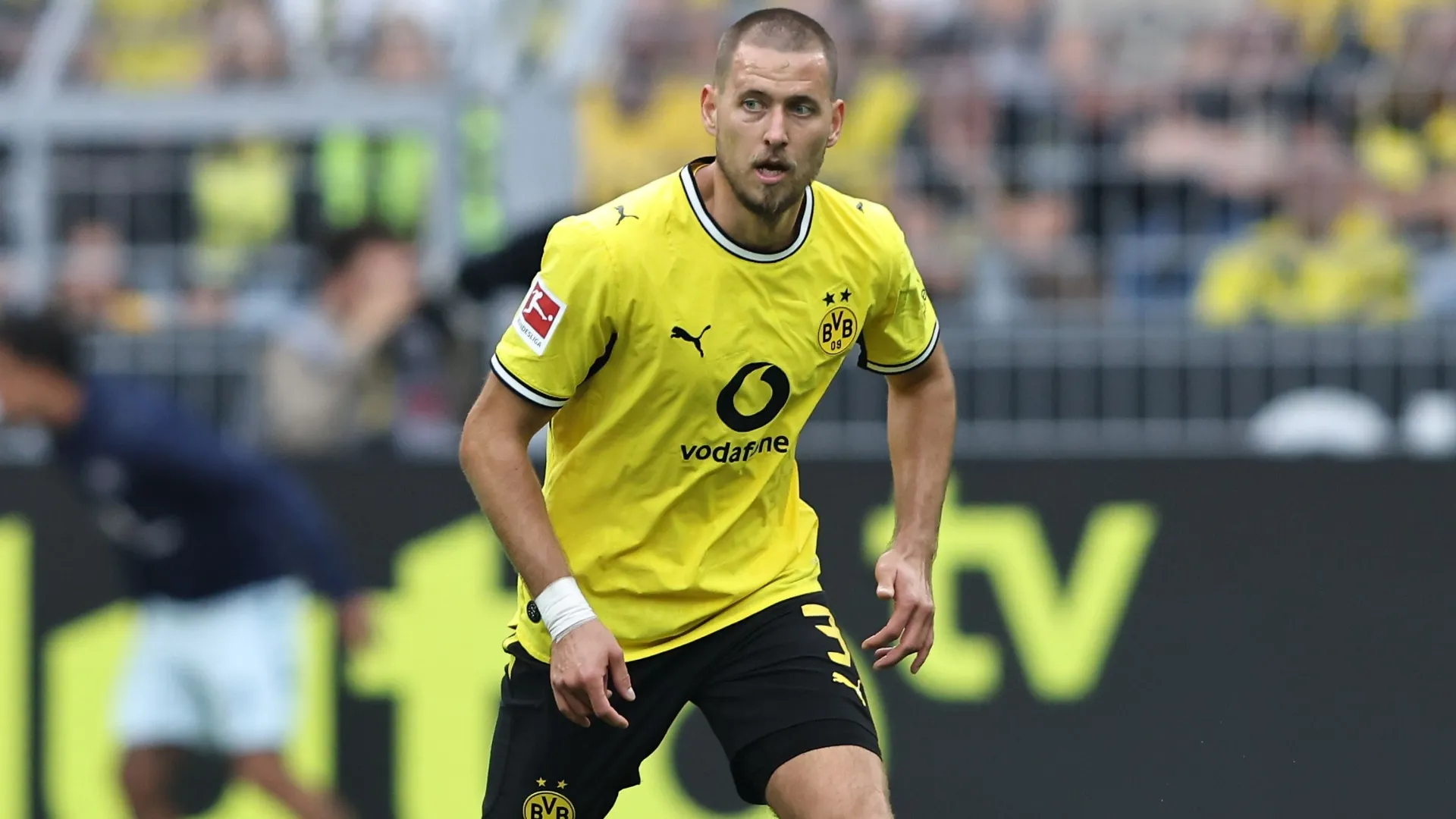 Waldemar Anton of Borussia Dortmund during the Bundesliga 2026/27 match (Source: Christof Koepsel/Getty Images)