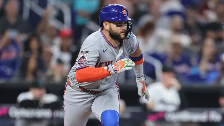 Bo Bichette #19 of the New York Mets hits an RBI single.