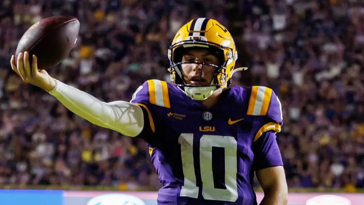 Sam Leavitt #10 of the Louisiana State Tigers