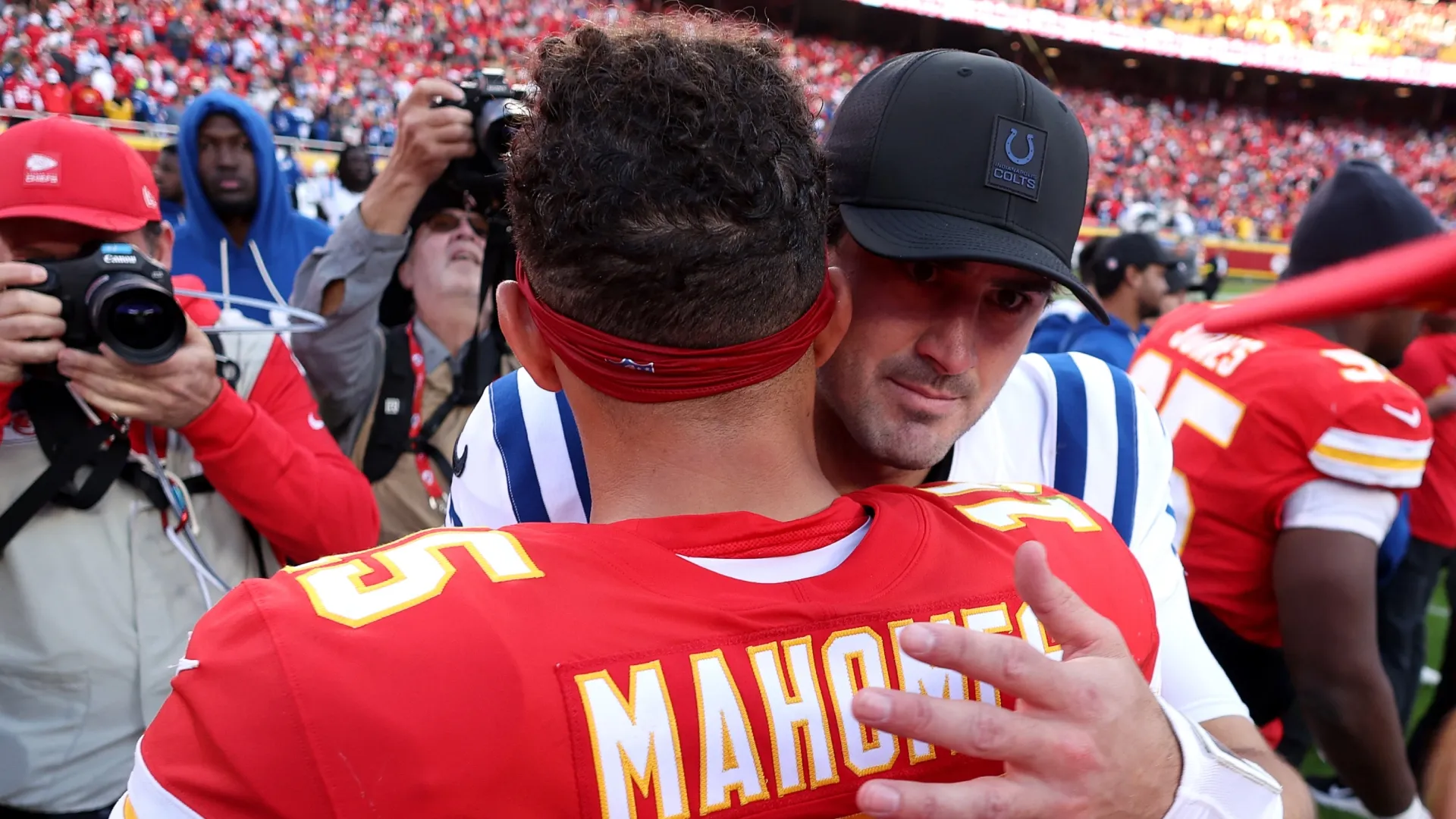 Mahomes and Jones hug after the Chiefs’ Week 12 23-20 overtime win in 2025.