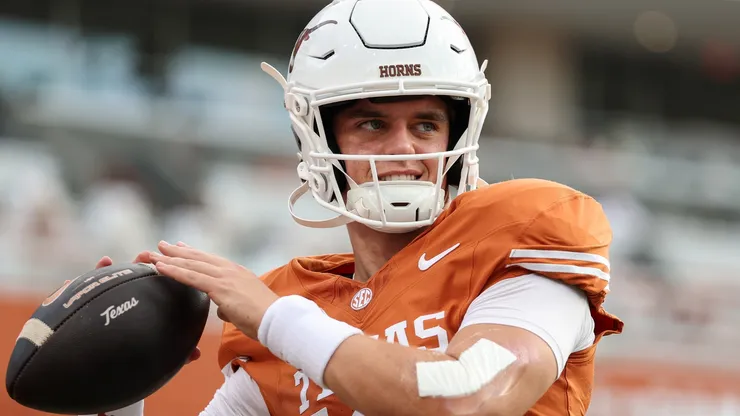 Arch Manning #16 of the Texas Longhorns warms up before the game against the UTSA.