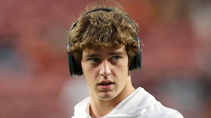 Arch Manning #16 of the Texas Longhorns.