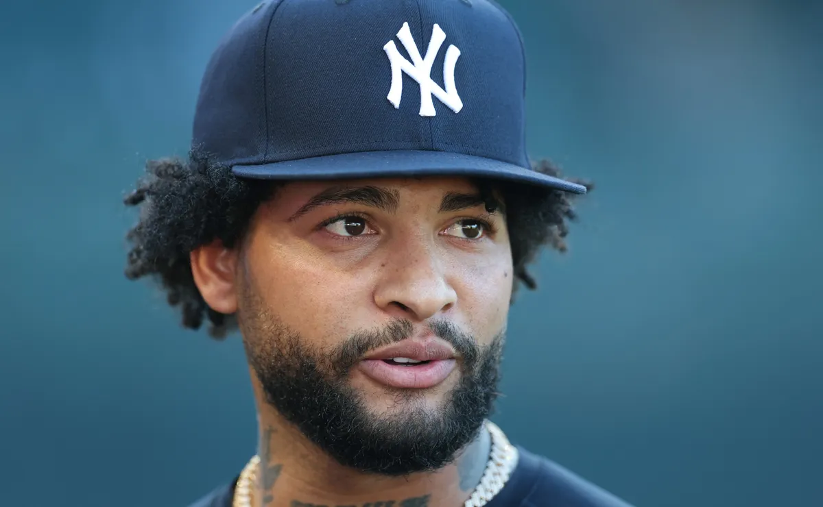 Luis Gil con el uniforme de los Yankees de Nueva York